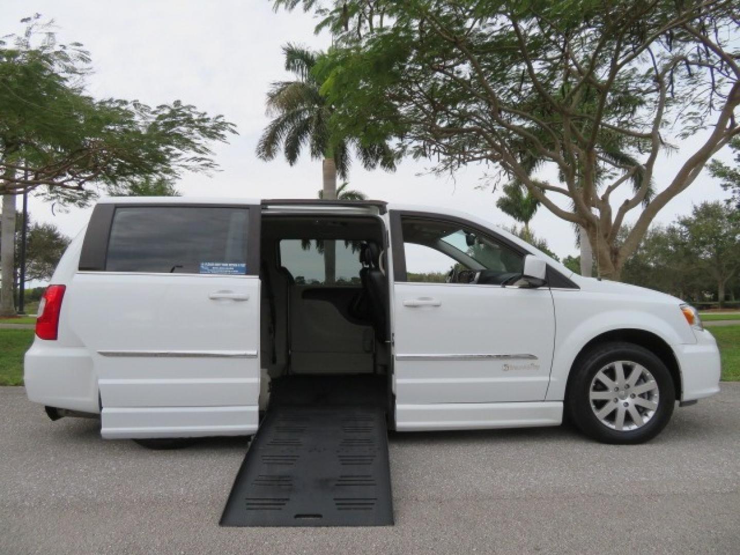 2014 White /Black Chrysler Town & Country (2C4RC1BG4ER) , located at 4301 Oak Circle #19, Boca Raton, FL, 33431, (954) 561-2499, 26.388861, -80.084038 - Photo#1